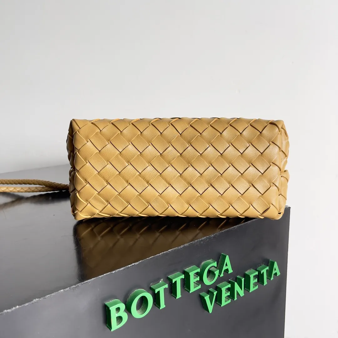 The 2023 new Andiamo batch of 1860 BV has been shipped‼ ️Really popular🔥The new Andiamo woven handbag launched by Bottega Veneta this season is really popular all over the world! ! Celebrities at home and abroad have worn it, and Oscar-winning actress Michelle Yeoh has taken it out on the street. Song Jia, Trai Yara, Yu Feihong, Sanji Ayaka, Rosie Hunting-Whiteley, Yoshioka Riho, etc. have all picked up this bag. It is classic and versatile, showing off its temperament, and the bag capacity is also large, which is very convenient for daily commuting! ! A variety of carrying methods, the shoulder straps can be adjusted by yourself, the original lambskin feels soft and delicate, and the neutral style is made to break gender boundaries and bring a more practical and longer-lasting use experience. Andiamo, which has both elegant and casual styles, perfectly interprets the true appearance of "fashionable old money style". Style number: 743568 Size: 25*22*10.5cm